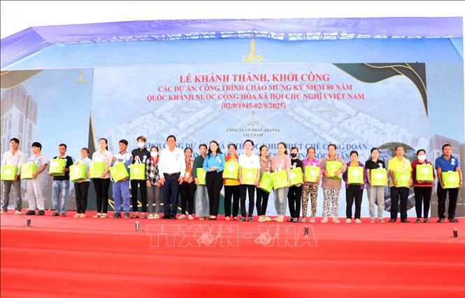 Trao quà cho công nhân lao động khó khăn tại lễ khởi công xây dựng nhà ở xã hội khu công nghiệp An Nghiệp, thành phố Cần Thơ. Ảnh: Trung Hiếu-TTXVN