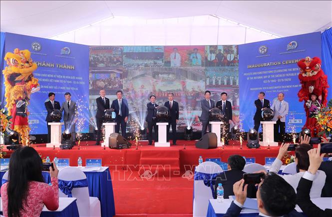 Các đại biểu thực hiện nghi thức ấn nút khánh thành nhà máy xử lý thải Yên Xá. Ảnh: Thành Phương – TTXVN