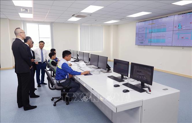 Lãnh đạo UBND thành phố Hà Nội và các chuyên gia Nhật Bản kiểm tra và chỉ đạo quá trình vận hành nhà máy xử lý nước thải Yên Xá. Ảnh: Thành Phương – TTXVN