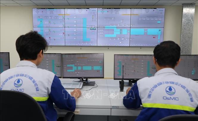 Phòng Điều khiển trung tâm quản lý, theo dõi toàn bộ hoạt động của Nhà máy xử lý nước thải Yên Xá. Ảnh: Thành Phương – TTXVN