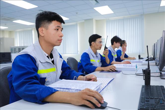Phòng Điều khiển trung tâm quản lý, theo dõi toàn bộ hoạt động của Nhà máy xử lý nước thải Yên Xá. Ảnh: Thành Phương – TTXVN