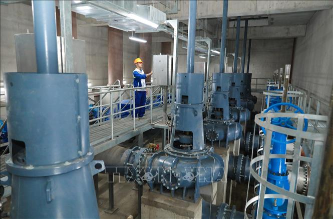 Các kỹ sư đang vận hành hệ thống bơm nâng thông qua các giếng để đưa nước thải từ sông vào nhà máy. Ảnh: Thành Phương – TTXVN