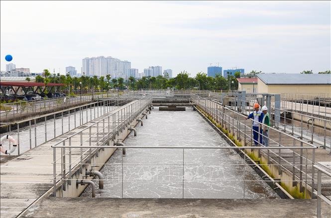 Các kỹ sư đang giám sát quá trình vận hành bể phản ứng hoạt tính dùng vi sinh vật để phân huỷ các chất hữu cơ có trong nước thải theo công nghệ AO. Ảnh: Thành Phương – TTXVN