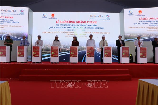 Đại biểu thực hiện nghi thực khởi công dự án. Ảnh: Sỹ Tuyên - TTXVN