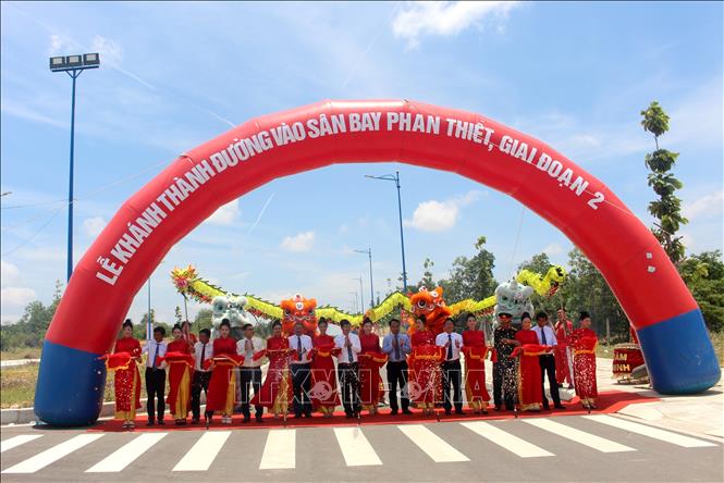 Các đại biểu cắt băng khánh thành chính thức đưa vào sử dụng công trình đường vào Sân bay Phan Thiết, phường Mũi Né, tỉnh Lâm Đồng. Ảnh: Hồng Hiếu - TTXVN