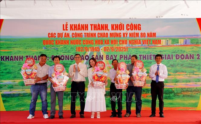 Tặng quà cho người dân nằm trong vùng dự án Sân bay Phan Thiết, phường Mũi Né, tỉnh Lâm Đồng. Ảnh: Hồng Hiếu - TTXVN
