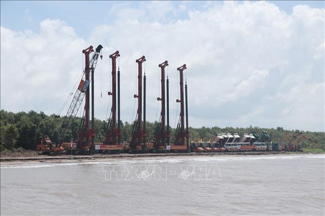 Các đơn vị thi công đã sẵn sàng để bắt tay ngay vào thực hiện các dự án. Ảnh: Huỳnh Anh - TTXVN