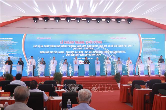 Các đại biểu thực hiện nghi thức bấm nút khởi công công trình. Ảnh: Huỳnh Anh - TTXVN