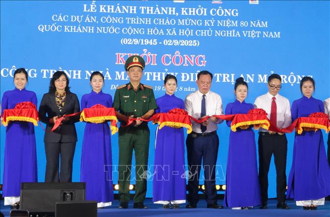 Các đại biểu thực hiện nghi thức khởi công. Ảnh: Công Phong - TTXVN