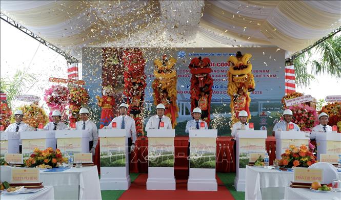 Lãnh đạo tỉnh Tây Ninh và các đại biểu thực hiện nghi thức khởi công dự án xây dựng đường dẫn vào 3 cầu trên tuyến ĐT.827E. Ảnh: Đức Hạnh - TTXVN