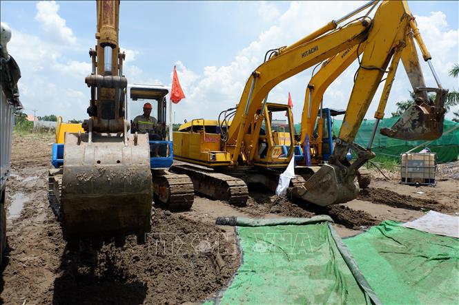 Nghi thức khởi công dự án xây dựng đường dẫn vào 3 cầu trên tuyến ĐT.827E. Ảnh: Đức Hạnh - TTXVN