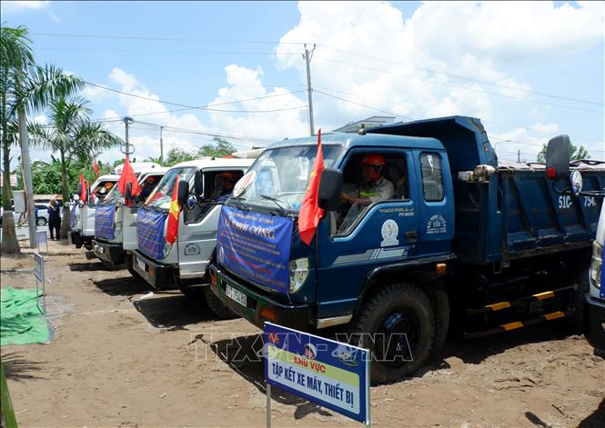 Nghi thức khởi công dự án xây dựng đường dẫn vào 3 cầu trên tuyến ĐT.827E. Ảnh: Đức Hạnh - TTXVN