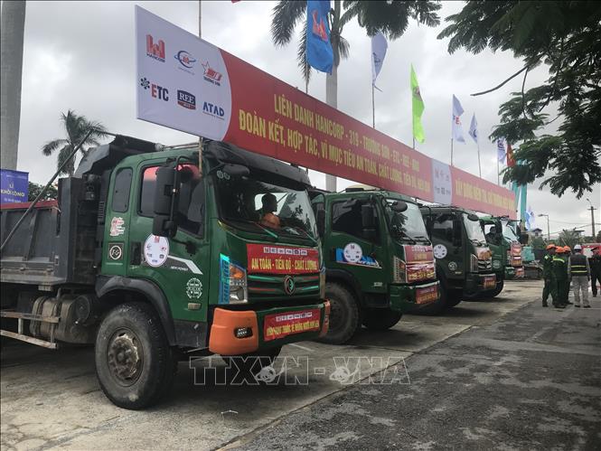 Các phương tiện chuẩn bị sẵn sàng tại lễ khởi công nhà ga hành khách T2 - Cảng Hàng không Quốc tế Cát Bi. Ảnh: Tiến Vĩnh - TTXVN