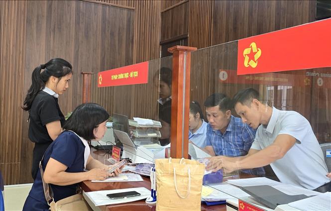 Hướng dẫn người dân giải quyết thủ tục hành chính công tại đặc khu Cát Hải. Ảnh: Minh Thu - TTXVN