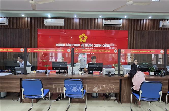 Trung tâm Phục vụ hành chính công đặc khu Cát Hải giải là nơi duy nhất giải quyết thủ tục hành chính công phục vụ người dân đảo Cát Bà và đảo Cát Hải. Ảnh: Minh Thu - TTXVN