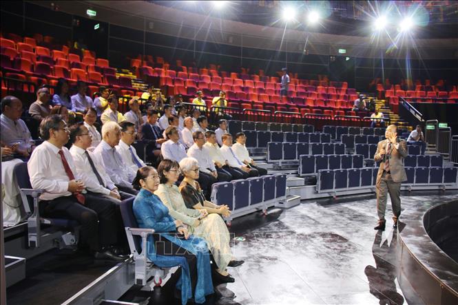 Các đại biểu tham quan khán phòng chính của rạp xiếc. Ảnh: Thu Hương - TTXVN