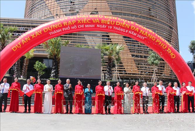 Các đại biểu cắt băng khánh thành Rạp xiếc và biểu diễn đa năng Phú Thọ. Ảnh: Thu Hương - TTXVN