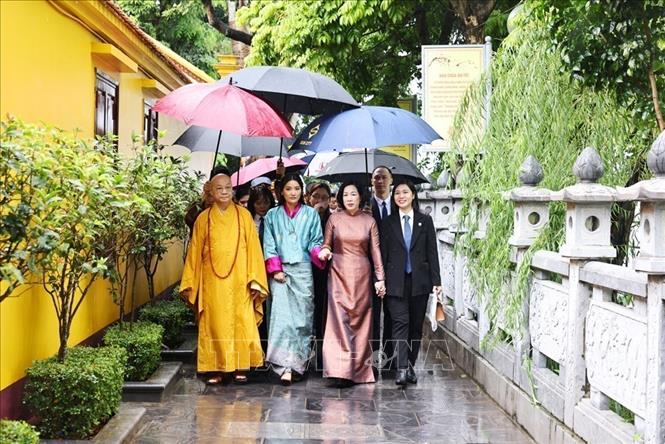 Bhutanese Queen Jetsun Pema Wangchuck and Nguyen Thi Minh Nguyet, spouse of State President Luong Cuong, visit Tran Quoc Pagoda. VNA Photo: Minh Đức 