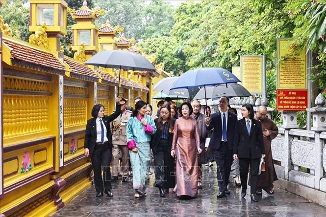 Bhutanese Queen Jetsun Pema Wangchuck and Nguyen Thi Minh Nguyet, spouse of State President Luong Cuong, visit Tran Quoc Pagoda. VNA Photo: Minh Đức 