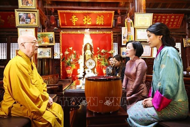 Most Venerable Thich Thanh Nha, abbot of the pagoda, briefed the guests on the history and unique architecture of Tran Quoc Pagoda. VNA Photo: Minh Đức 