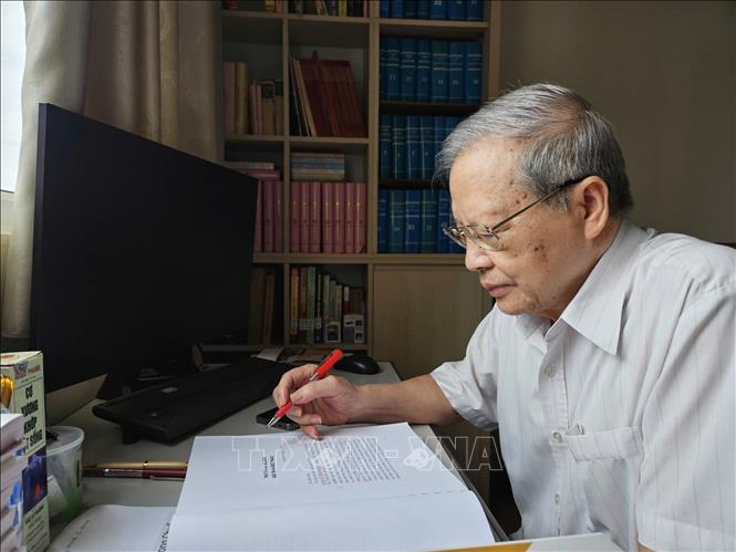 Giáo sư, Tiến sĩ Nguyễn Trọng Chuẩn, Phó Chủ tịch Hội Triết học Việt Nam, Tổng Biên tập Tạp chí Nghiên cứu Triết học khẳng định, 80 năm qua đã chứng minh một chân lý: sức mạnh dân tộc bắt nguồn từ lòng dân. Ảnh: Diệu Thúy - TTXVN