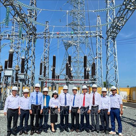 Các đại biểu tham quan ngăn xuất 110kV tại TBA 110kV Tuy Hòa 2. Ảnh: TTXVN phát