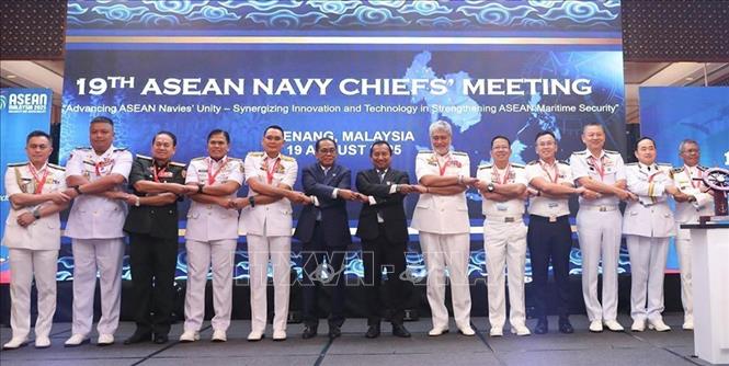Tư lệnh Hải quân các nước ASEAN chụp ảnh tại phiên khai mạc ANCM-19. Ảnh: Viên Luyến – Phóng viên TTXVN tại Malaysia
