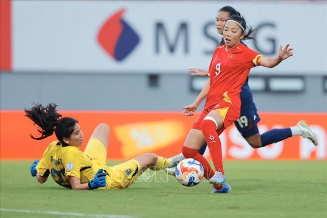 Đội trưởng Huỳnh Như (số 9) ghi bàn thắng nâng tỷ số lên 2-0 cho tuyển nữ Việt Nam. Ảnh: Minh Quyết - TTXVN