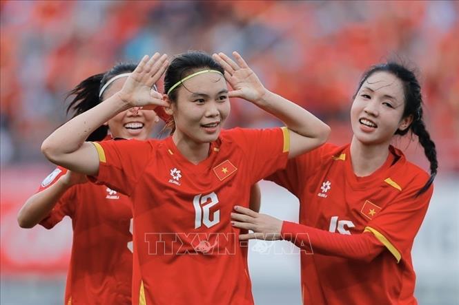 Niềm vui của các cầu thủ nữ Việt Nam khi Hải Yến ghi bàn mở tỷ số. Ảnh: Minh Quyết - TTXVN