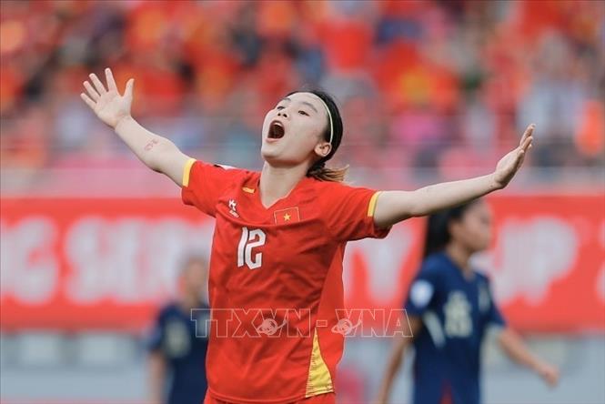Cầu thủ Hải Yến ghi bàn thắng mở tỷ số cho đội tuyển nữ Việt Nam. Ảnh: Minh Quyết - TTXVN
