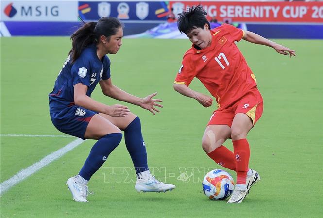 Pha tranh cướp bóng của Thu Thảo (số 17, Việt Nam) và cầu thủ Casteen (số 17, Thái Lan). Ảnh: Phạm Hậu - TTXVN