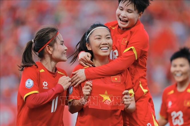 Đội trưởng Huỳnh Như (số 9) ghi bàn thắng nâng tỷ số lên 2-0 cho đội tuyển nữ Việt Nam. Ảnh: Minh Quyết - TTXVN