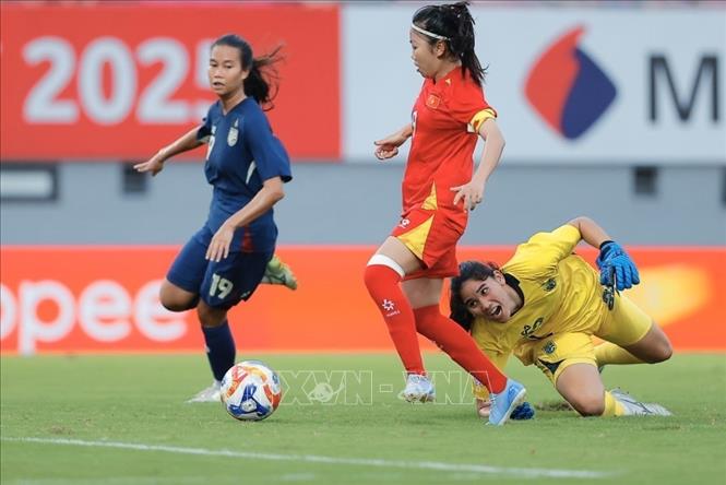 Đội trưởng Huỳnh Như (số 9) ghi bàn thắng nâng tỷ số lên 2-0 cho tuyển nữ Việt Nam. Ảnh: Minh Quyết - TTXVN