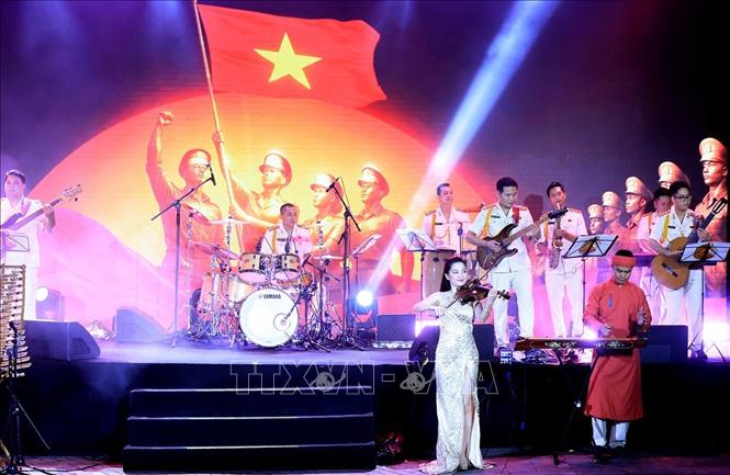 Một tiết mục văn nghệ được biểu diễn tại khu vực Vườn hoa Ngã tư Hàng Khay - Đinh Tiên Hoàng. Ảnh: Tuấn Anh - TTXVN