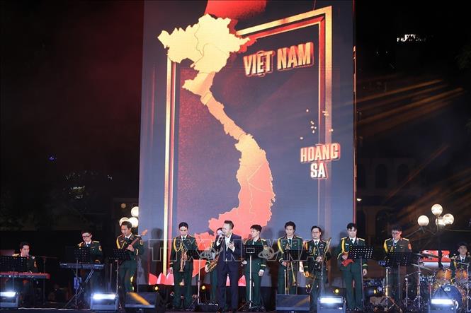 Các bài hát về lực lượng vũ trang, ca ngợi non sông đất nước, Đảng, Bác Hồ do sinh viên Trường Đại học Văn hoá Nghệ thuật Quân đội biểu diễn tại khu vực Tượng đài Cảm tử. Ảnh: Tuấn Anh - TTXVN