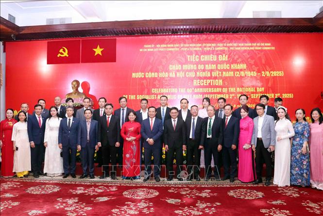 Lãnh đạo Thành phố Hồ Chí Minh với một số doanh nghiệp tiêu biểu. Ảnh: Xuân Khu-TTXVN