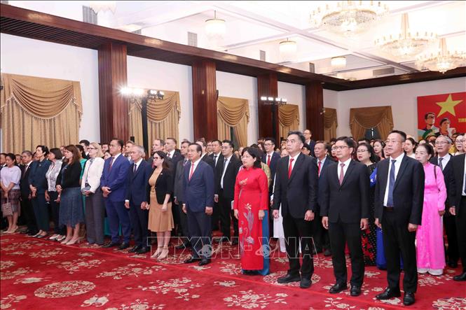 Lãnh đạo Thành phố và Tổng lãnh sự, đại diện các cơ quan lãnh sự tại Thành phố Hồ Chí Minh dự buổi lễ. Ảnh: Xuân Khu-TTXVN