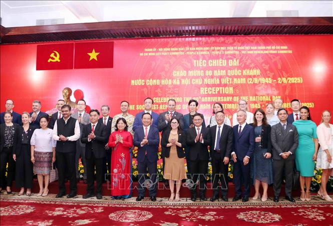Lãnh đạo Thành phố và Tổng lãnh sự, đại diện các cơ quan lãnh sự tại Thành phố Hồ Chí Minh chụp ảnh lưu niệm. Ảnh: Xuân Khu-TTXVN