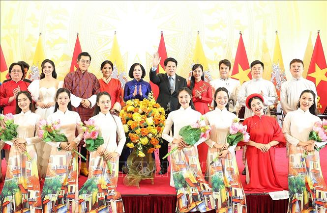 Chủ tịch nước Lương Cường và Phu nhân cùng Quốc vương Bhutan Jigme Khesar Namgyel Wangchuck và Hoàng hậu với các nghệ sĩ Việt Nam. Ảnh: Lâm Khánh – TTXVN
