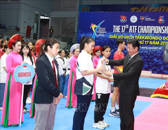 Ông Nguyễn Long Biên, Phó Chủ tịch Thường trực UBND tỉnh Khánh Hòa trao tặng Kỷ niệm chương cho đại diện các đoàn thể thao. Ảnh: Đặng Tuấn - TTXVN