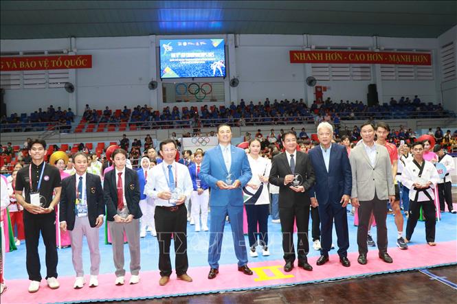 Các lãnh đao, trọng tài, vận động viên từ các quốc gia trong khu vực chụp ảnh lưu niệm, thể hiện tinh thần đoàn kết và hữu nghị. Ảnh: Đặng Tuấn - TTXVN