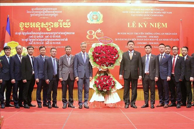Đại sứ Việt Nam tại Vương quốc Campuchia Nguyễn Minh Vũ chúc mừng Cơ quan đại diện Bộ Công an Việt Nam tại Campuchia. Ảnh: Quang Anh – PV TTXVN tại Campuchia