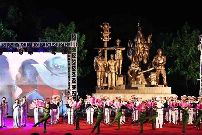 Tiết mục văn nghệ biểu diễn tại sân khấu khu vực Tượng đài “Công an nhân dân vì dân phục vụ” trên phố Trần Nhân Tông. Ảnh: Minh Đức – TTXVN