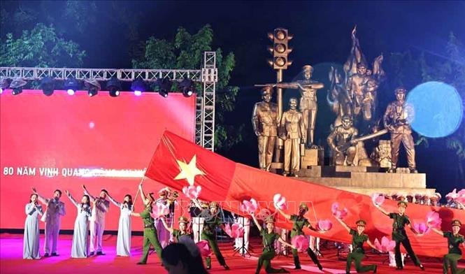 Tiết mục văn nghệ biểu diễn tại sân khấu khu vực Tượng đài “Công an nhân dân vì dân phục vụ” trên phố Trần Nhân Tông. Ảnh: Minh Đức – TTXVN