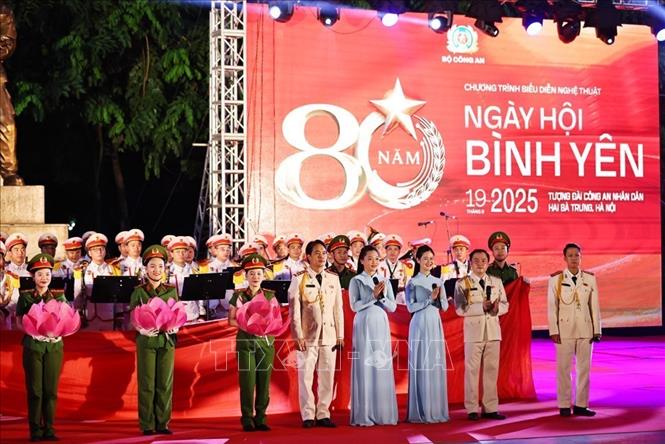 Tiết mục văn nghệ biểu diễn tại sân khấu khu vực Tượng đài “Công an nhân dân vì dân phục vụ” trên phố Trần Nhân Tông. Ảnh: Minh Đức – TTXVN