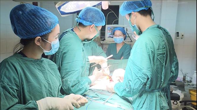 Sau 3 giờ phẫu thuật, bệnh nhân V.T.H đã được cứu sống kịp thời. Ảnh: TTXVN phát