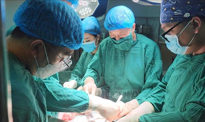 Sau 3 giờ phẫu thuật, các bác sĩ Bệnh viện Đa khoa Kiến Xương đã cứu sống bệnh nhân kịp thời. Ảnh: TTXVN phát