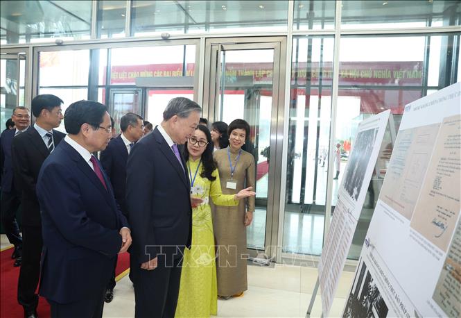 Tổng Bí thư Tô Lâm và Thủ tướng Phạm Minh Chính cùng các đại biểu tham quan trưng bày ảnh với chủ đề 