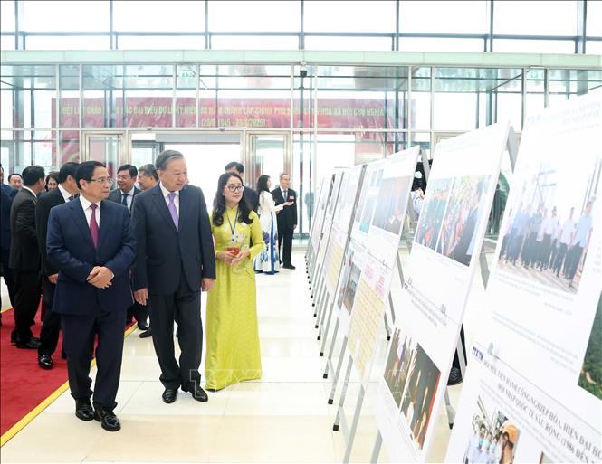 Tổng Bí thư Tô Lâm và Thủ tướng Phạm Minh Chính cùng các đại biểu tham quan trưng bày ảnh với chủ đề 