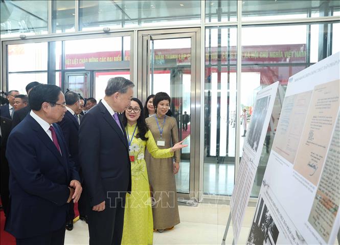 Tổng Bí thư Tô Lâm và Thủ tướng Phạm Minh Chính cùng các đại biểu tham quan trưng bày ảnh với chủ đề 